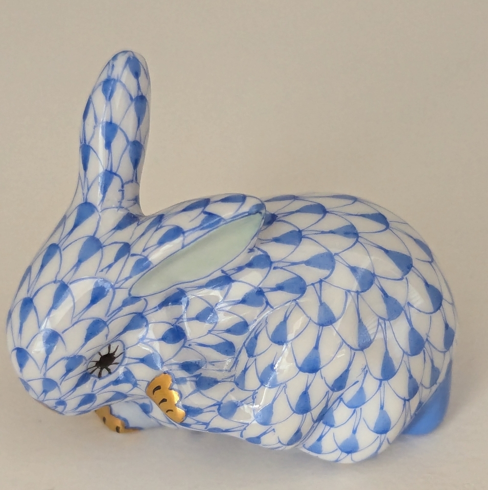 Small scratching blue Herend bunny